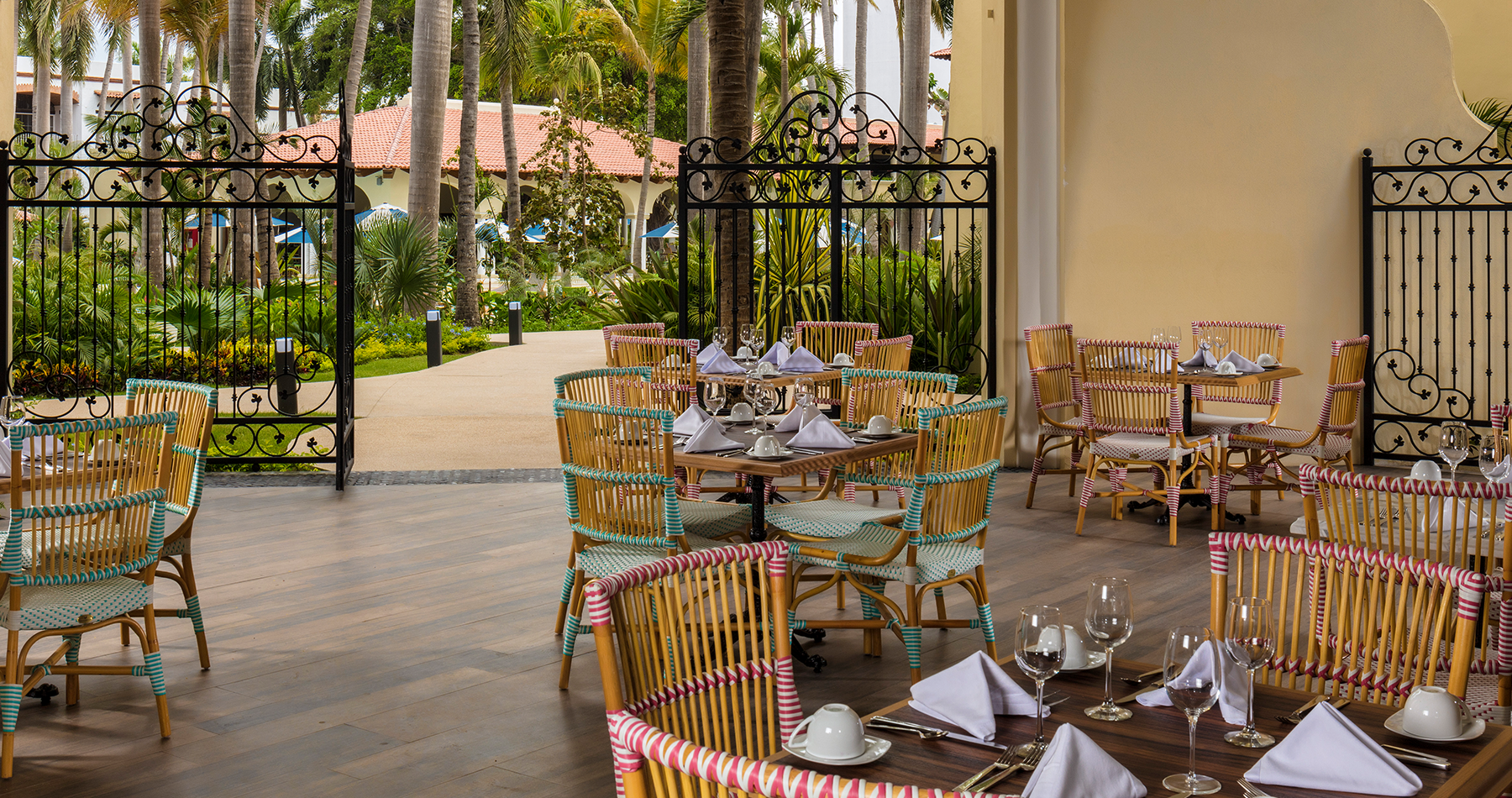 Krystal Grand® Puerto Vallarta Krystal Grand® Puerto Vallarta